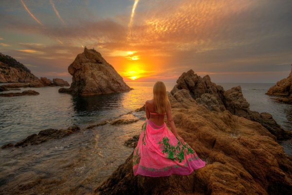 Девушка на рассвете у моря