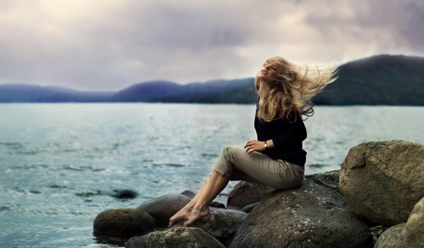 Девушка на берегу моря