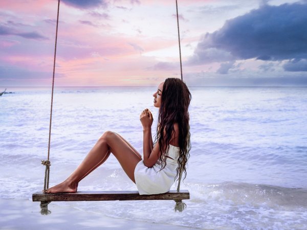 Девушка на качелях
