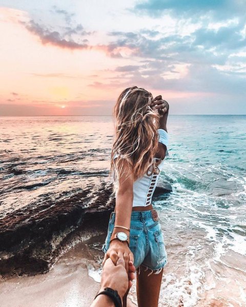 Девушка на берегу моря в купальнике