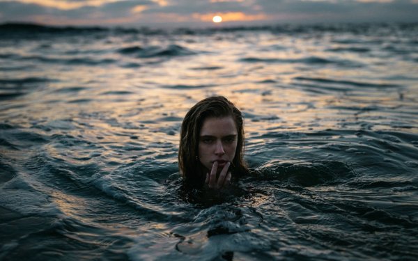 Девушка в воде