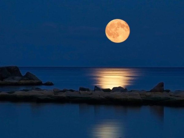 Луна на закате