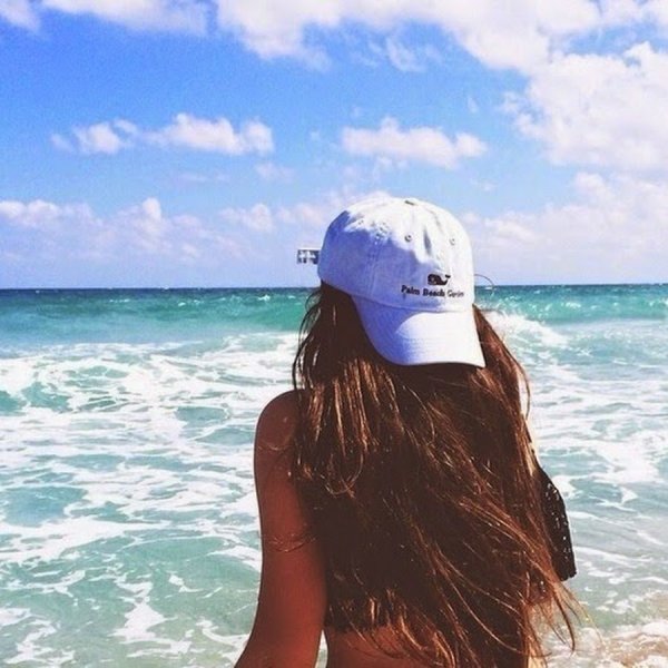 Блондинка с каре со спины