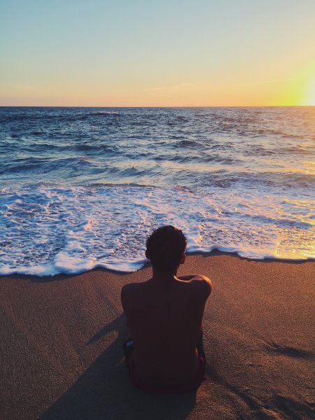 Шатенка на море со спины