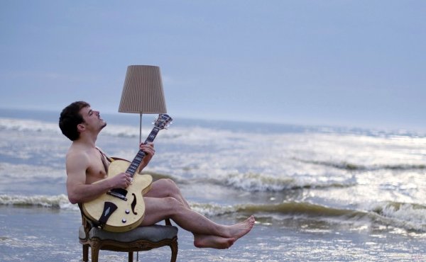 Отдыхать на пляже смешно