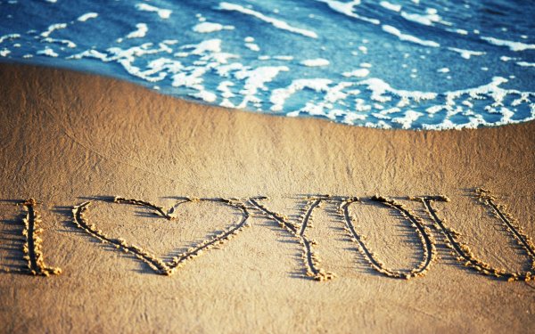 Инициалы на песке