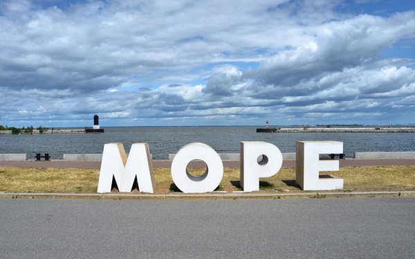 Буква м на песке у моря