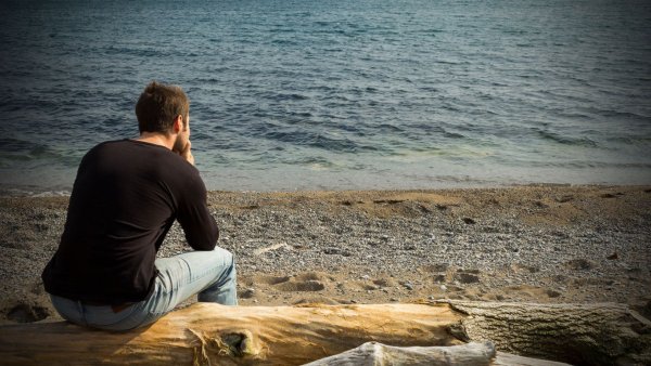 Парень на берегу