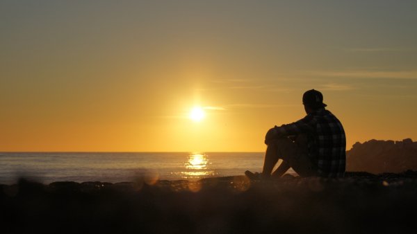 Одинокий человек на закате