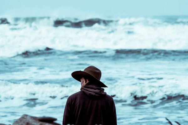 Мужчина в шляпе у моря