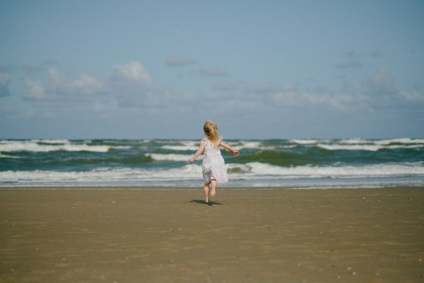 Девушка идет по берегу моря