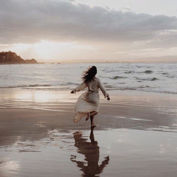 Девушка бежит по морю