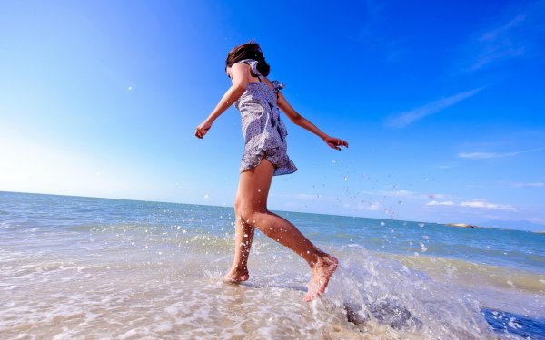 Женщина на море