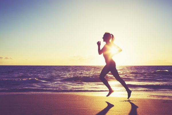 Люди бегут по пляжу