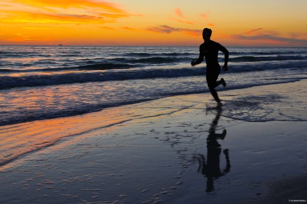 Человек бежит по берегу