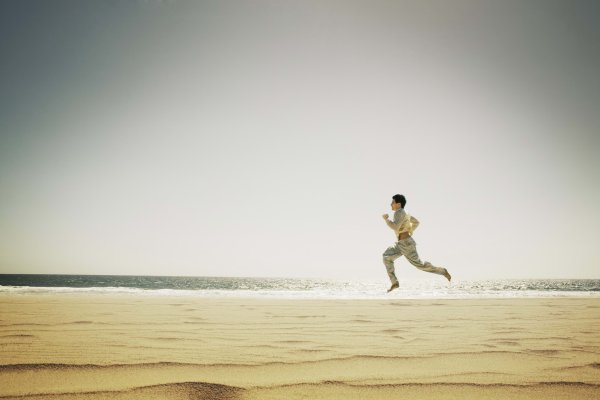 Пробежка по берегу моря