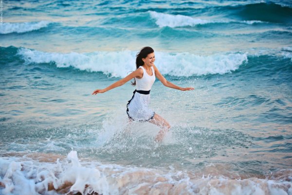 Девушка бежит