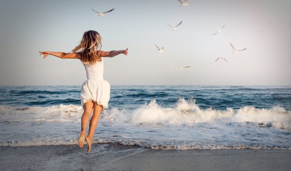 Люди бегут по пляжу