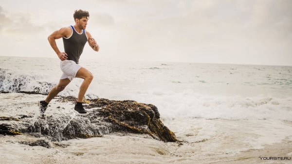 Влюбленная пара на море