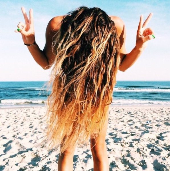 Девушка на пляже с темными волосами