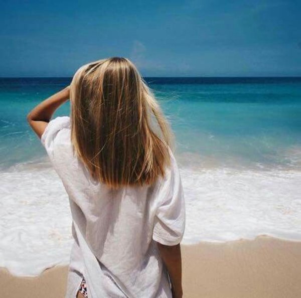 Блондинка на море