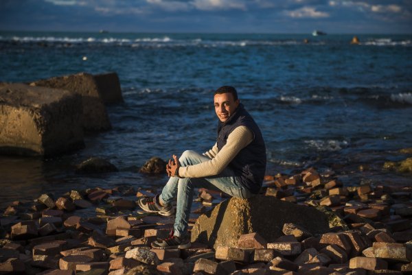 Парень на берегу моря