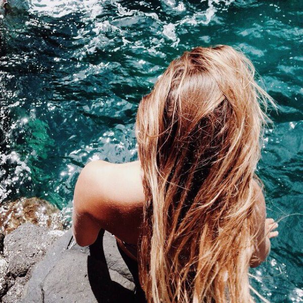 Девушка с длинными волосами у моря