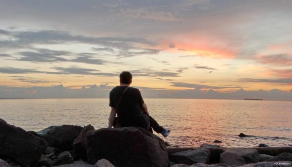 Парень на море