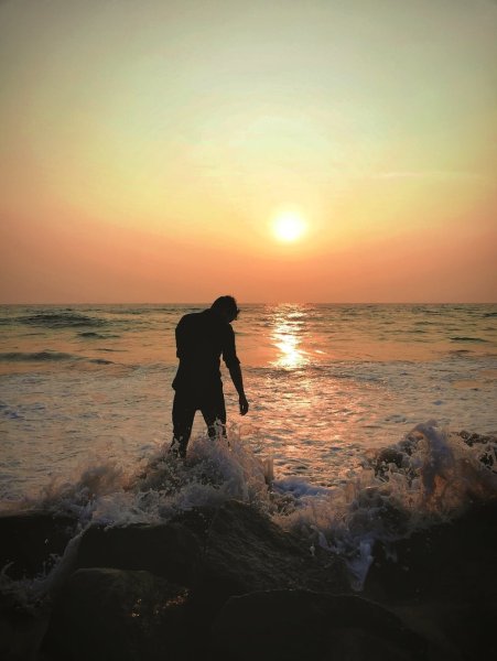 Парень на море спиной