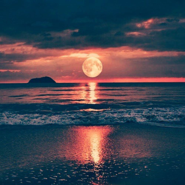 Луна и море