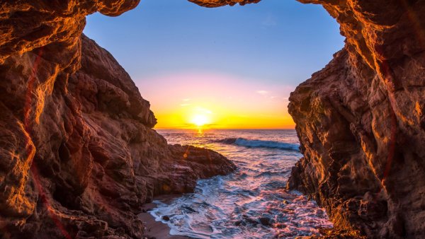 Море скалы закат