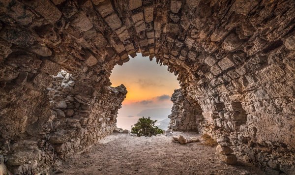 Скала-туннель (tunnel Rock)