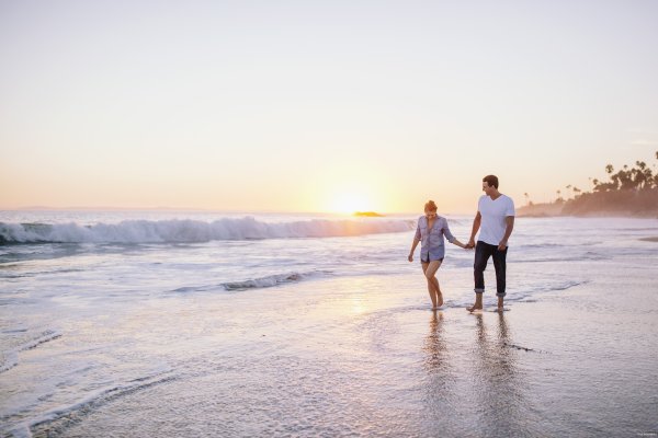 Влюбленные на берегу моря