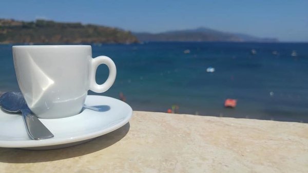 Чашка кофе на море