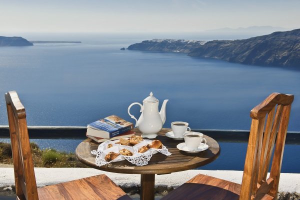 Чашка кофе на берегу океана