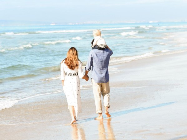 Семья на берегу океана