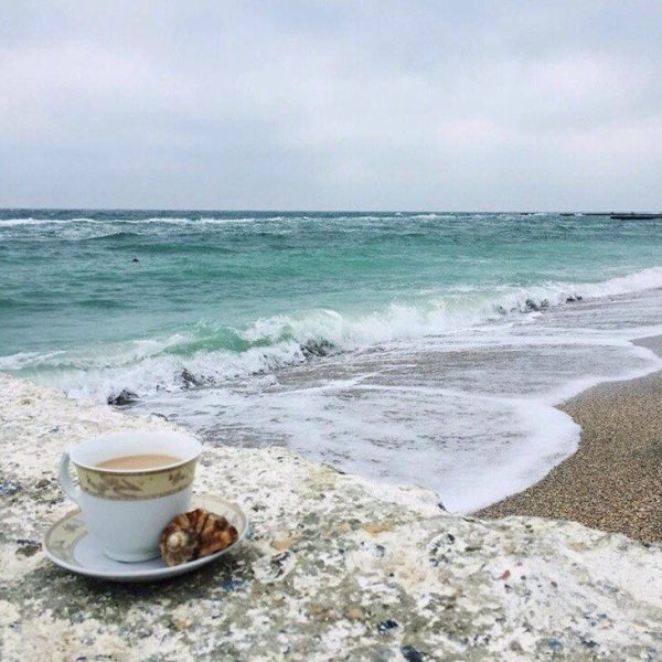 Чашечка кофе на море