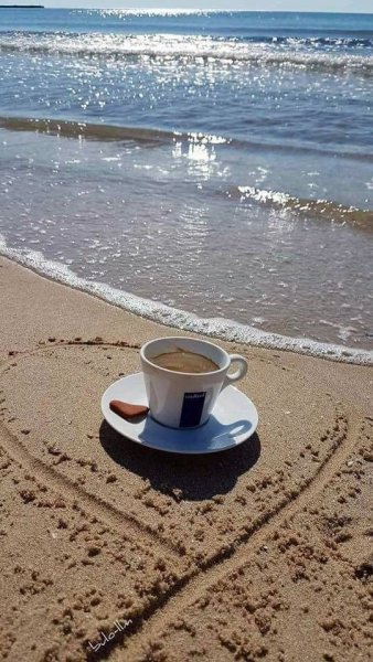 Чашка кофе на море