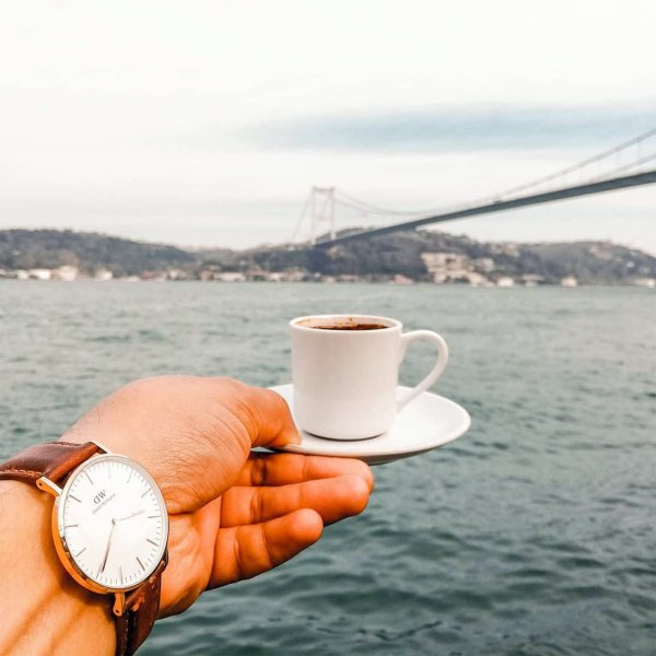 Чашка кофе на море