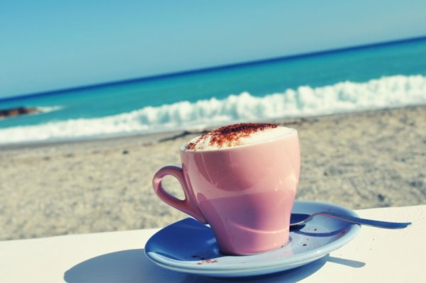 Чашка кофе на берегу океана