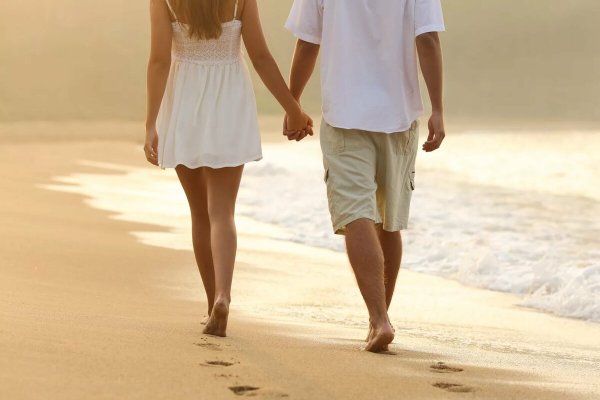 Парень с девушкой идут