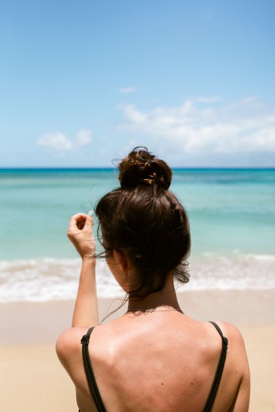 Брюнетка на море