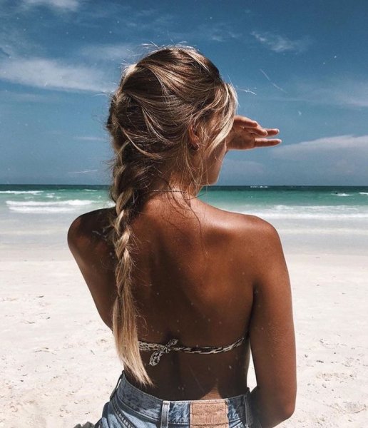 Блондинка на море