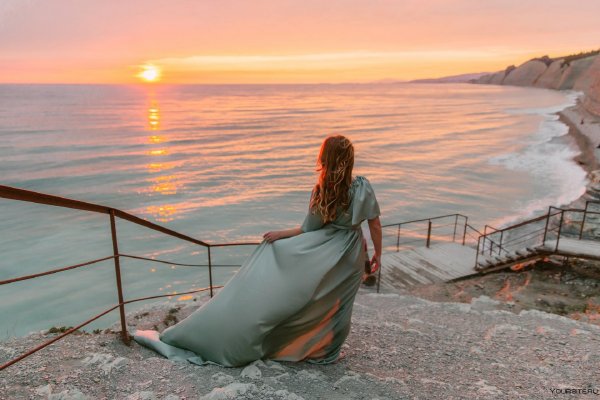 Девушка на берегу моря