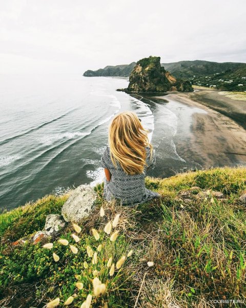 Девушка на море со спины