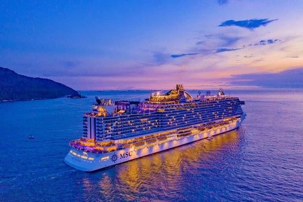 Круизный лайнер MSC