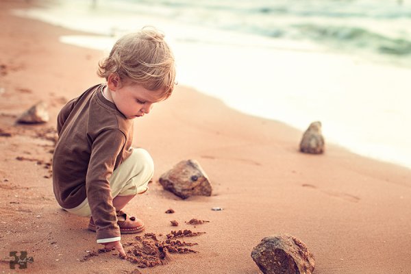 Мальчик у моря