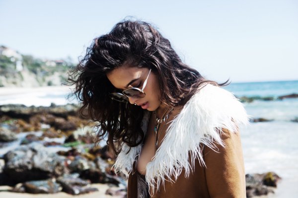 Брюнетка на море