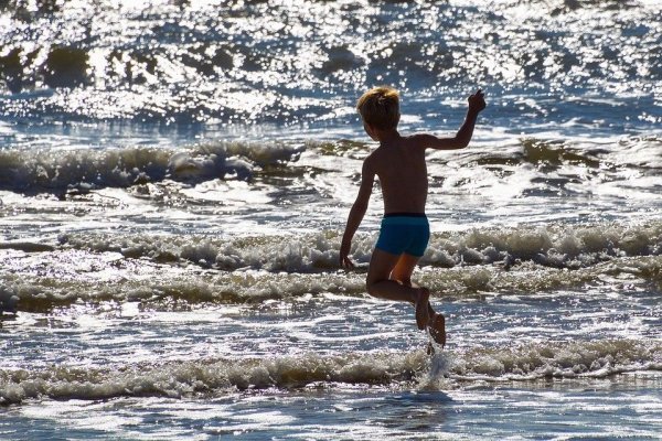 Мальчик возле моря