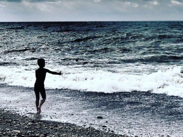 Человек на берегу моря